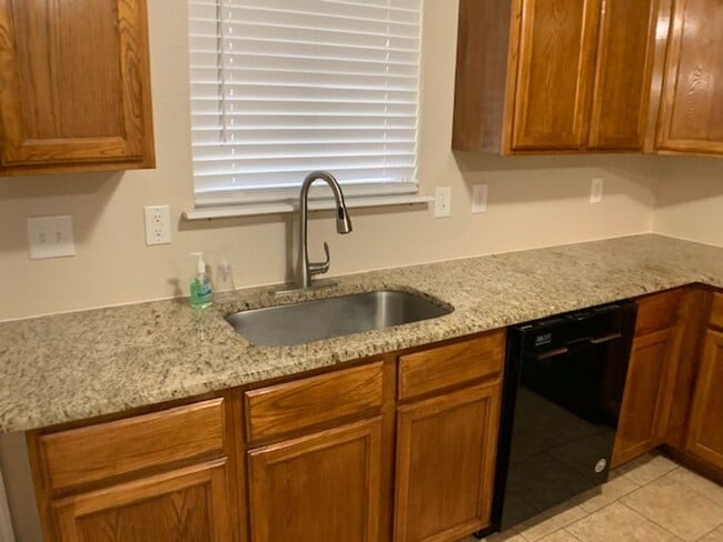 Building Photo - Newer 3 Bedroom off I-240