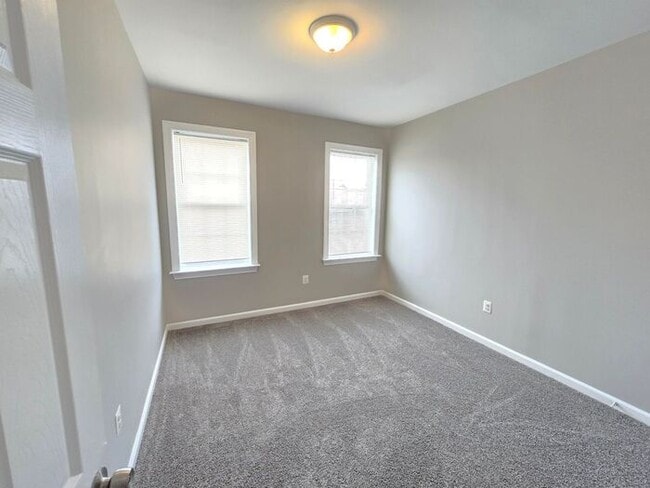 Building Photo - 4 Bedroom Home