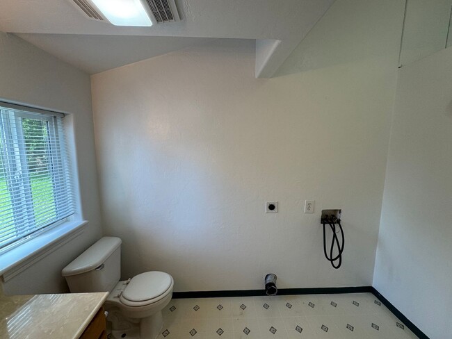 Building Photo - 3 Bedroom House off Coburg Road