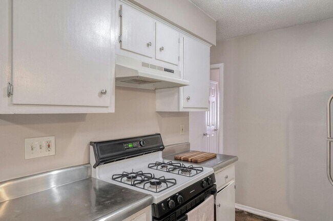 Building Photo - Cozy 2-Bedroom Duplex in Prime North Austi...