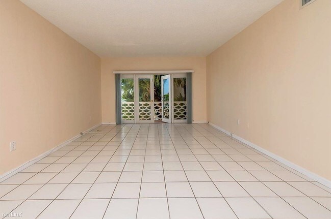 Building Photo - 1880 S Treasure Dr