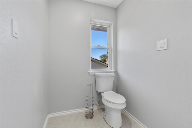 Building Photo - Recently Renovated 4-bed 3.5-bath 2-living...