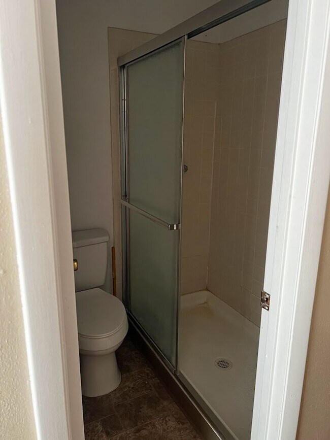 Building Photo - Spacious 1,226 SF Unit - 2 bd / 2 ba near ...