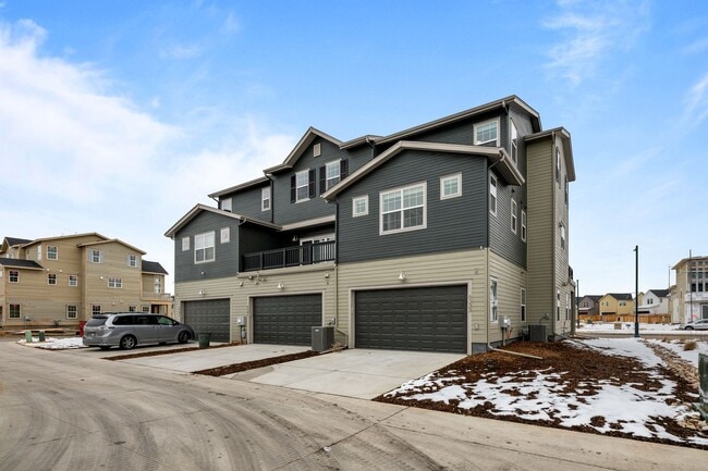 Building Photo - Spacious Family Home in Quiet Neighborhood