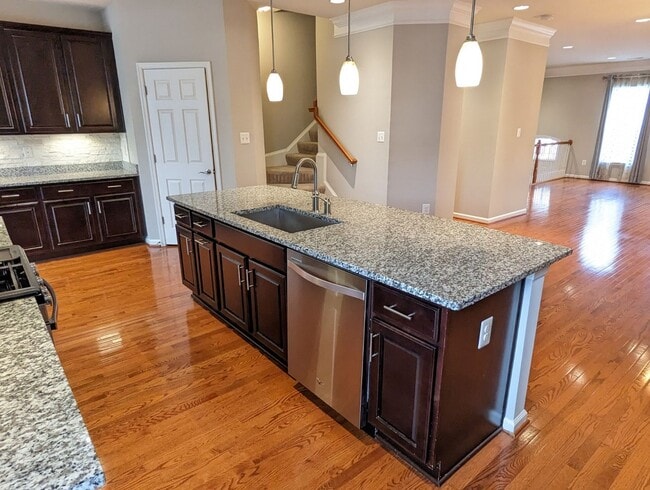 Building Photo - Gorgeous 3 level townhouse in North Potoma...