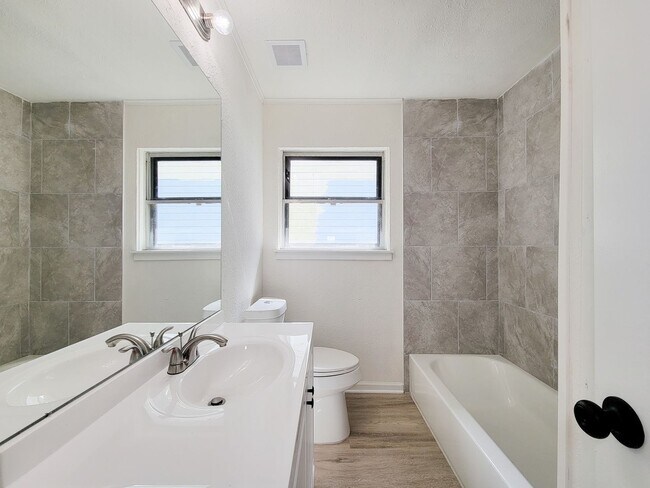Building Photo - This beautifully remodeled 3-bedroom, 2-bathroom home in the heart of Lake Jackson, Texas, offers...