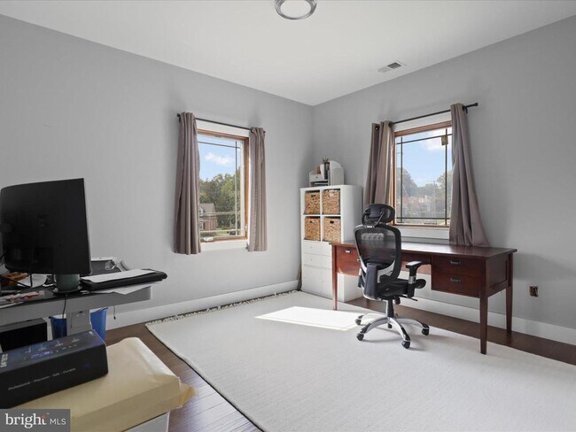 Building Photo - 3005 Rogers Dr
