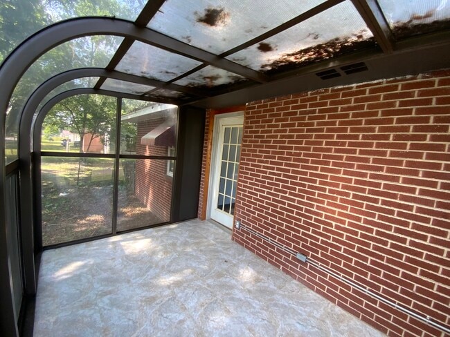 Building Photo - 202 Grace St
