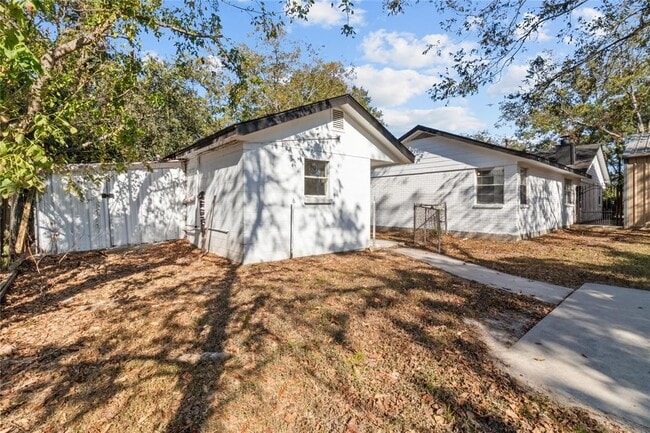 Building Photo - 433 S Ave E