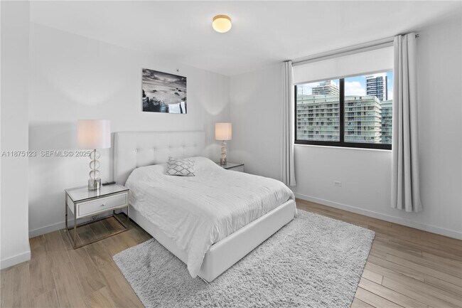 Building Photo - 999 SW 1st Ave