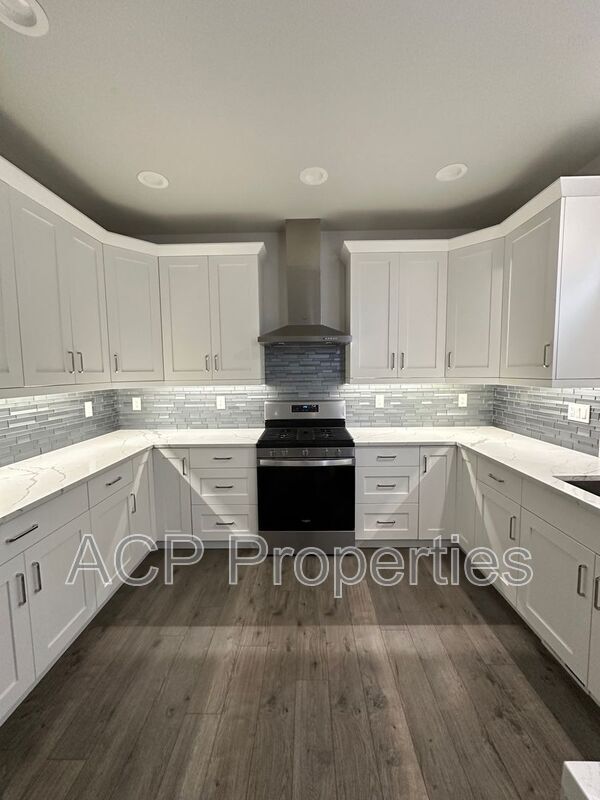Building Photo - 8 Clematis Ln