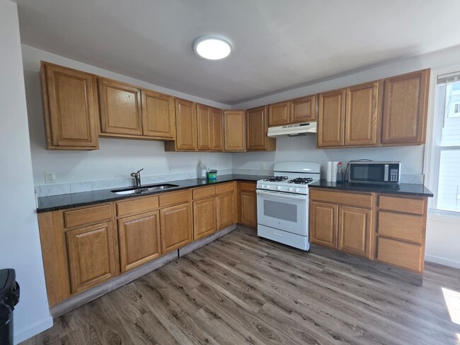 Building Photo - 126 Raritan Ave