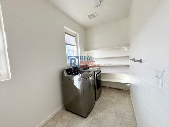 Building Photo - 4662 High Mesa Cir