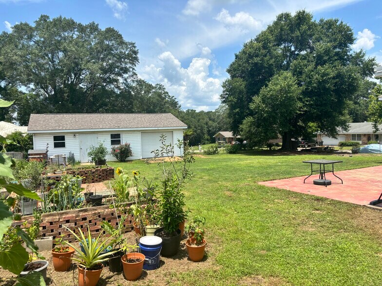 Backyard garage and shop - 400 Colonial Dr