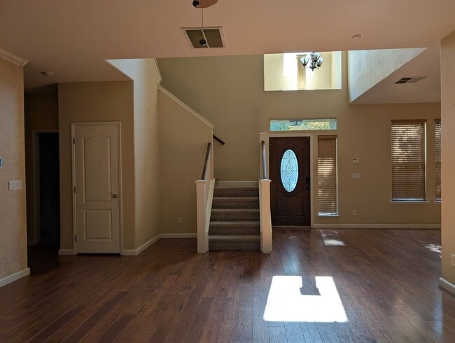 Building Photo - Nice and modern home with upgraded ameniti...