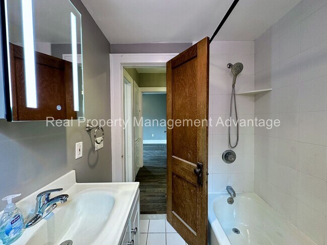 Building Photo - 851 Gardendale.