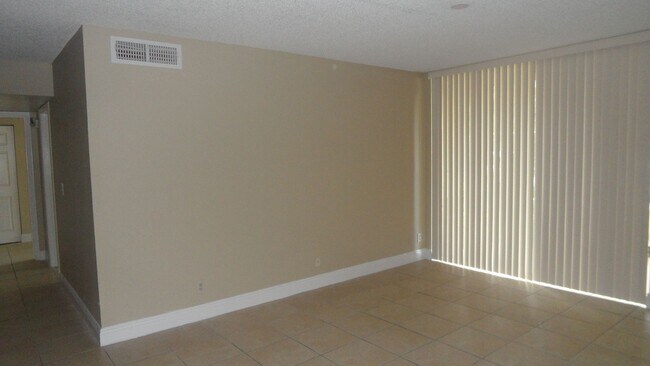Building Photo - 2Bed / 2 Bath