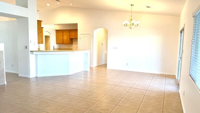 Building Photo - STUNNING POOL HOME IN SOUTHWEST BAKERSFIELD