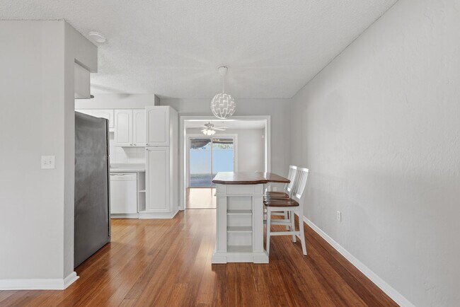 Building Photo - Quiet neighborhood, Centrally located, 3 bedroom 2 bath home in NW