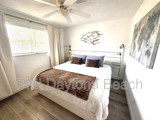 Building Photo - 2563 S Peninsula Dr