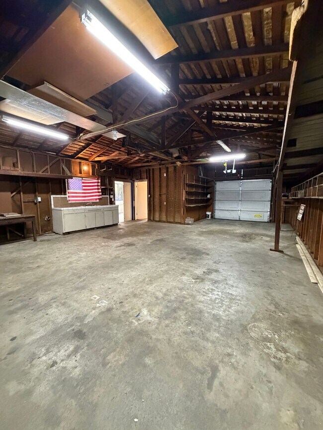 Building Photo - Large 3/3 Single-Family Home With Giant Yard