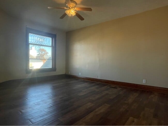 Building Photo - 705 6th St