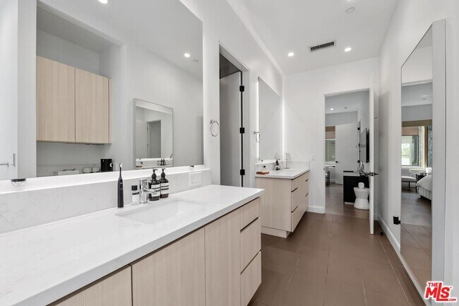 Building Photo - 1251 N Formosa Ave