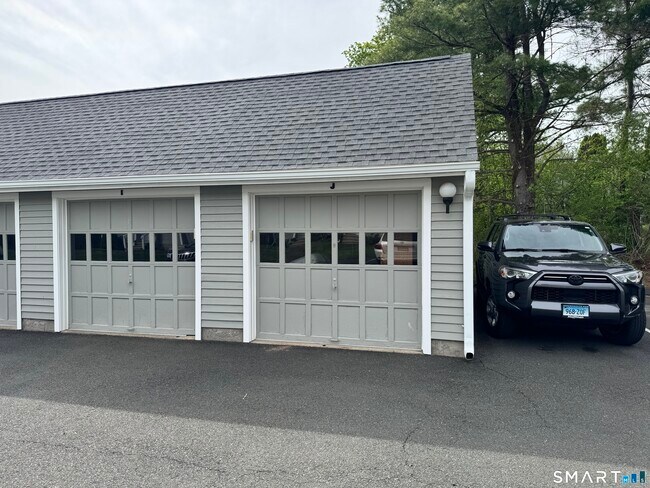 Building Photo - 11 Hilltop Dr