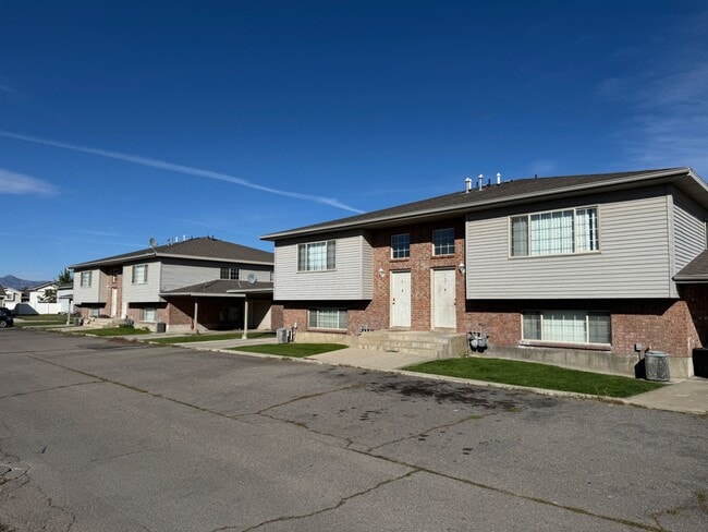 Building Photo - 570 W 350 N