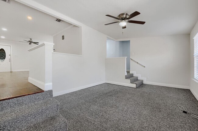 Building Photo - Alamo Heights home available now!