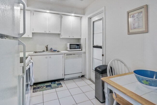 Building Photo - 225 Beach Rd