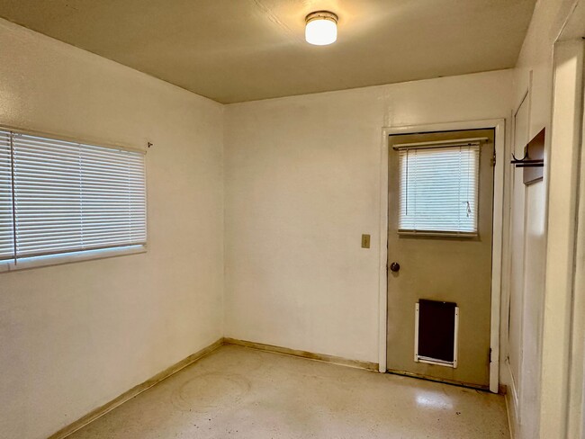 Building Photo - 1 bdrm, 1 bath house 5 minutes to OIT and ...