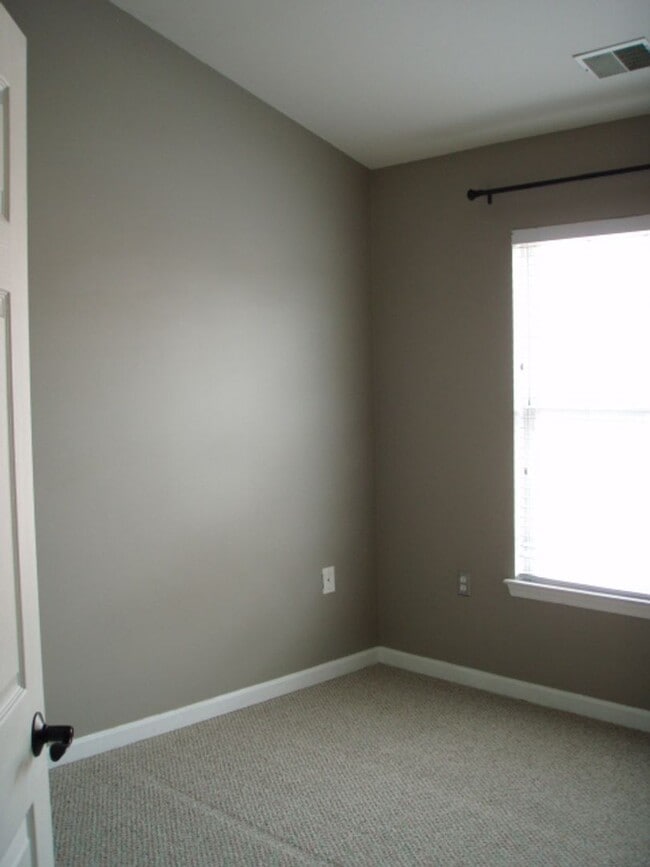 Building Photo - Beautiful 3 Bed 2.5 Bath End-Unit Brick To...