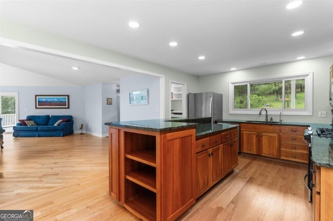 Building Photo - 1060 Old Rock Rd