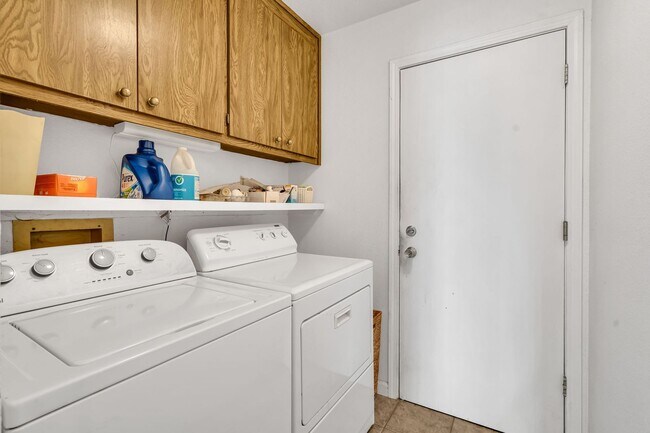 Building Photo - INCREDIBLE LOCATION... END OF CUL DE SAC WITH OVER 100 FEET ON WATER... MARVELOUS DOCK AND DECK W...