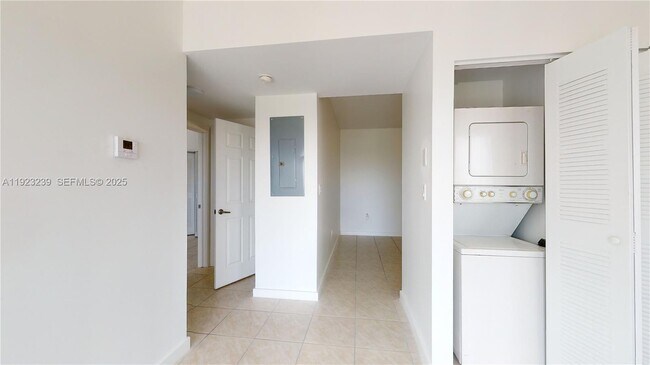 Building Photo - 115 SW 42nd Ave