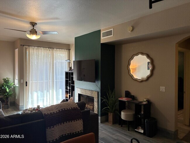 Building Photo - 1411 E Orangewood Ave