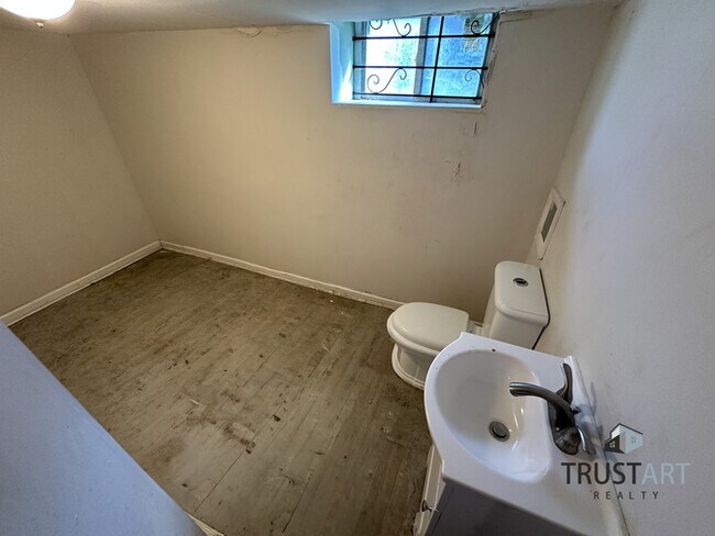 Building Photo - 3 Bedroom House in Belfield, Philadelphia