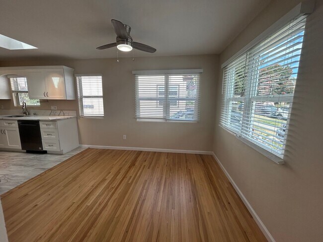 Building Photo - Bright & Sunny 3 Bed, 2 Bath Home – Just 4 Blocks from the Beach & Bay!