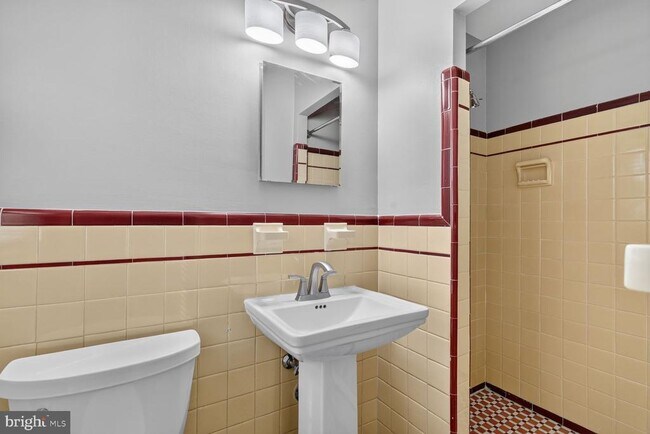 Building Photo - 7215 Rollingwood Dr