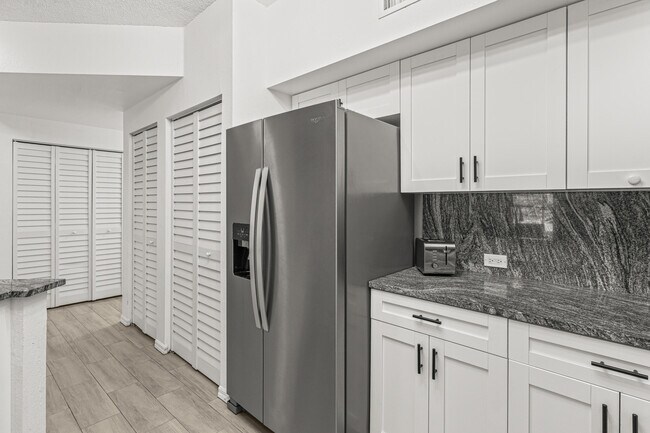 Building Photo - 250 Crestwood Cir