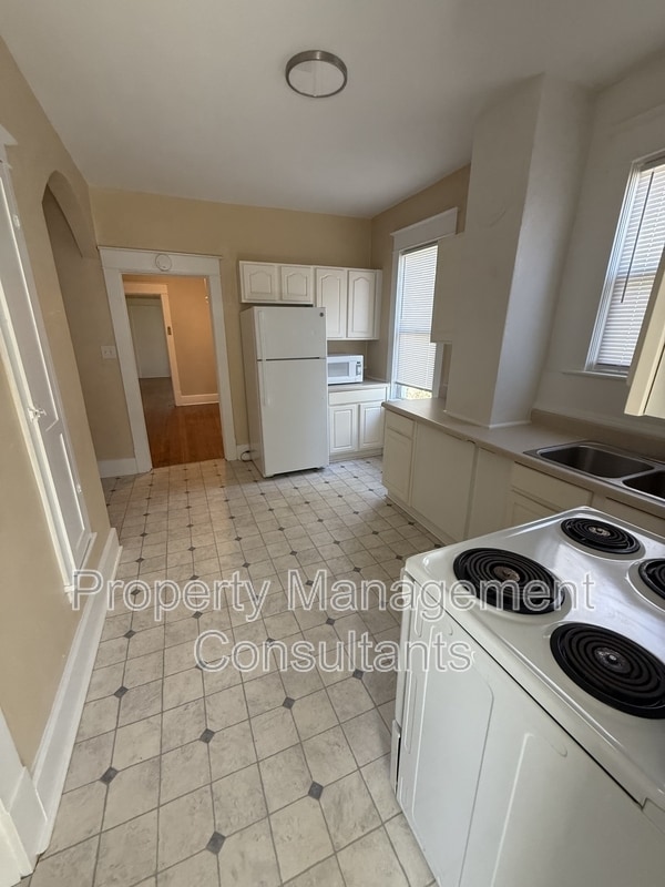 Building Photo - 1014 E 1st St