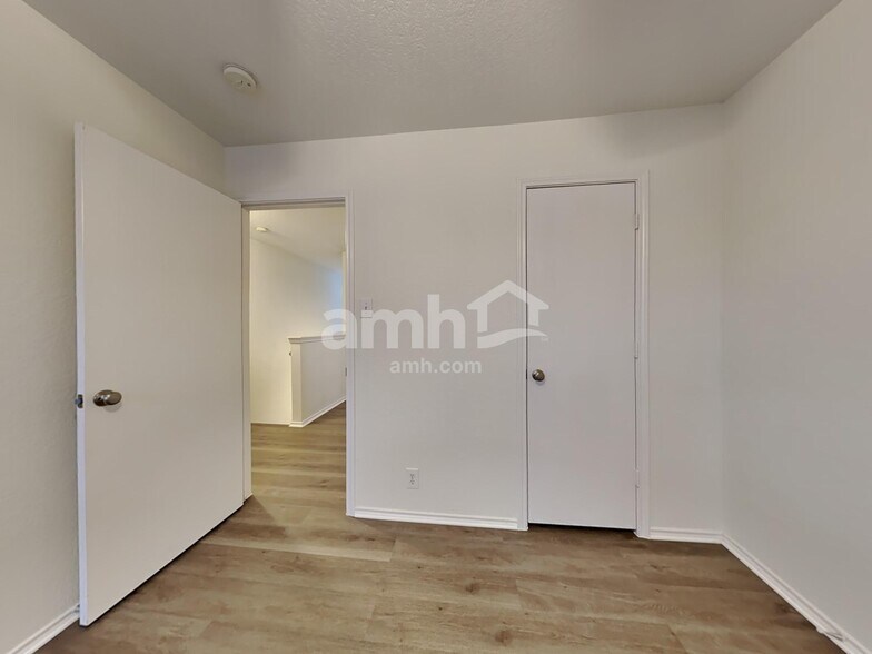 Building Photo - 825 Barrel Point