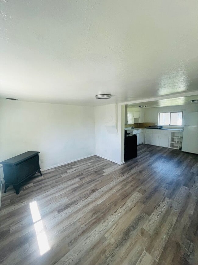Building Photo - Cozy 2bdrm 1 bath house with yard and exte...