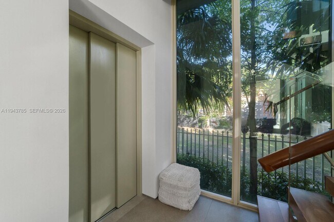 Building Photo - 819 2nd St