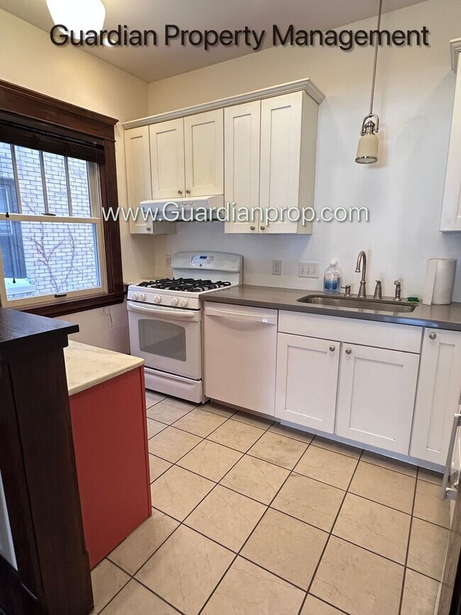 Building Photo - Spacious Condo With Office, Dishwasher, 1 Parking Space, Hardwood Floors, Free Laundry