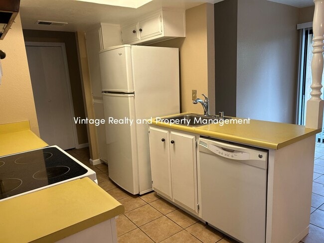 Building Photo - Back On The Rental Market Nice Cozy 3 Bedroom Half Plex Home!!!