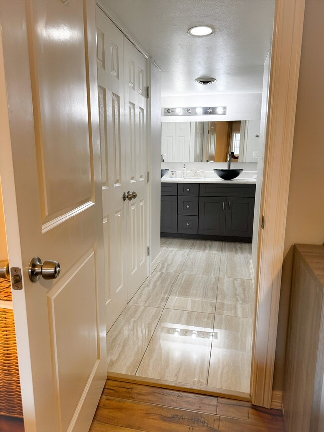 Building Photo - 637 S Ripple Creek Dr