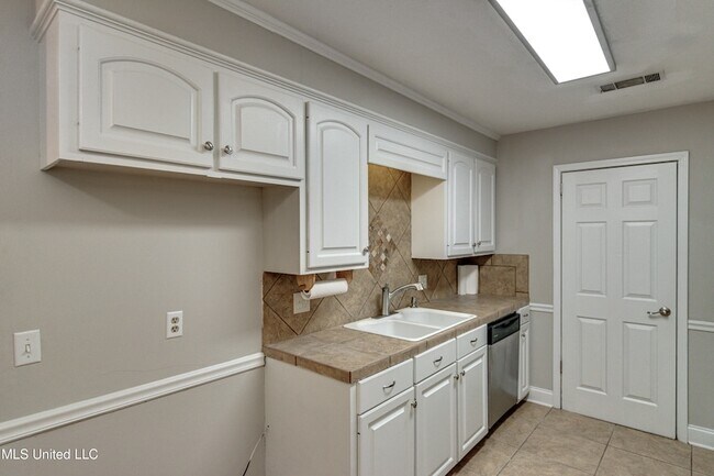 Building Photo - 348 Durham Ct