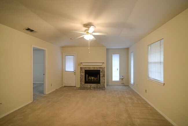 Building Photo - Spacious 2 Bedroom, 2 Bath Duplex – Over 1...